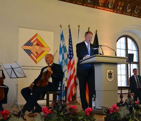 U.S. Botschafter John B. Emerson hält die Laudatio für Friedrich Merz