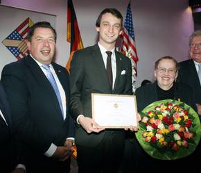 Die Berlinerin Mercedes Wild nahm die Clay Medaille für Gail Halverson von VDAC Präsident Jacob Schrot entgegen.